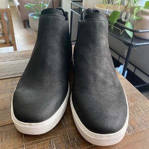 Reaction Kenneth Cole  Slip-On Black Sneaker  - Size 10.5